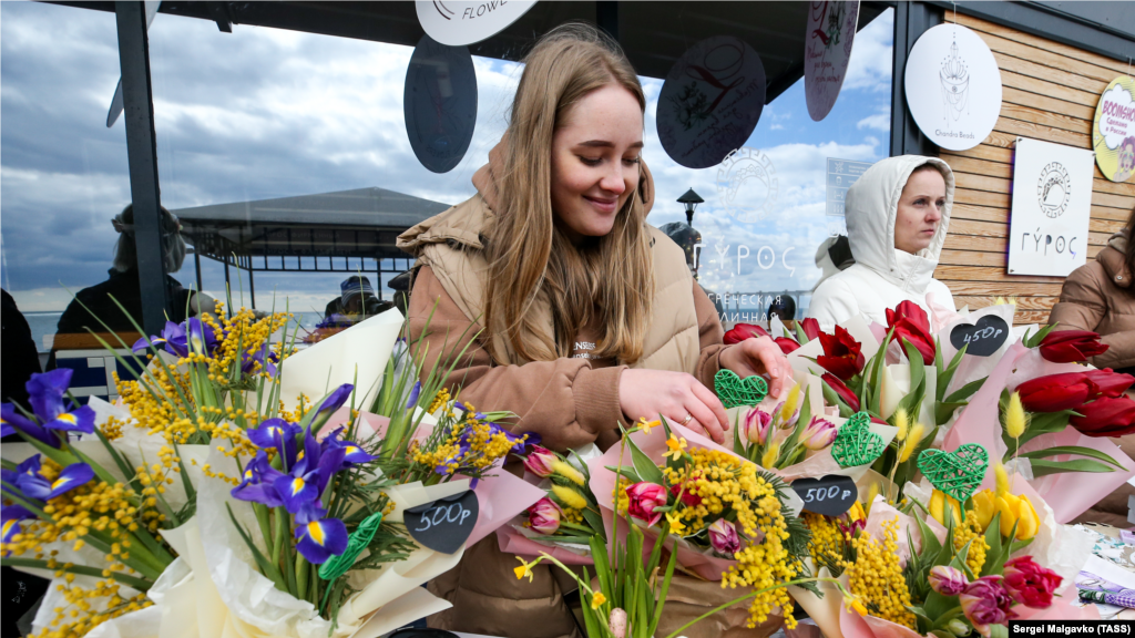 Продажа цветов на весенней выставке &laquo;Ботаника&raquo; в честь Международного женского дня на набережной Массандровского пляжа
