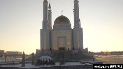 Аэробикамен айналысатын жалаңаш қыздардың бейнелері