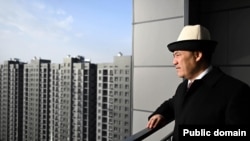 Президент Садыр Жапаров ипотекалык үйлөрдүн биринде. "Мурас" комплекси, Бишкек. 12-январь, 2026-жыл.