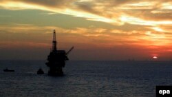 Добыча нефти в море (иллюстративное фото)