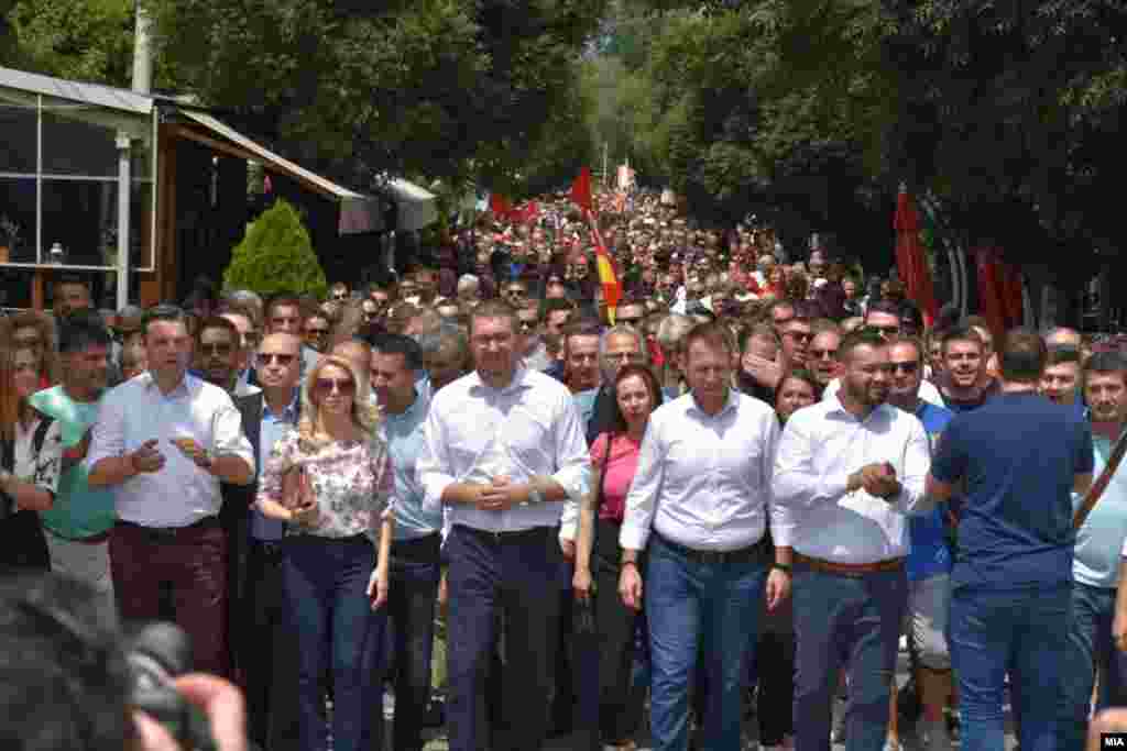 МАКЕДОНИЈА - Нема ниту датум за преговори со ЕУ, ниту безусловна покана за НАТО. А нема затоа што имаме неспособна влада, изјави лидерот на ВМРО-ДПМНЕ по поканата од НАТО за Македонија.