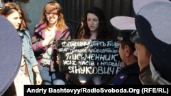 Активістка КУПР Тетяна Ліходеєва на одній з акцій організації