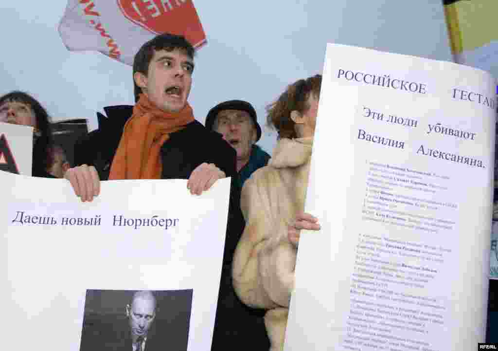 Среди пикетчиков попадалось много молодых лиц.