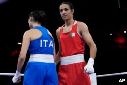 Imane Khelif din Algeria (în roșu), după ce a învins-o pe Angela Carini din Italia, în meciul lor preliminar de box feminin de 66 kg la Jocurile Olimpice de vară din 2024