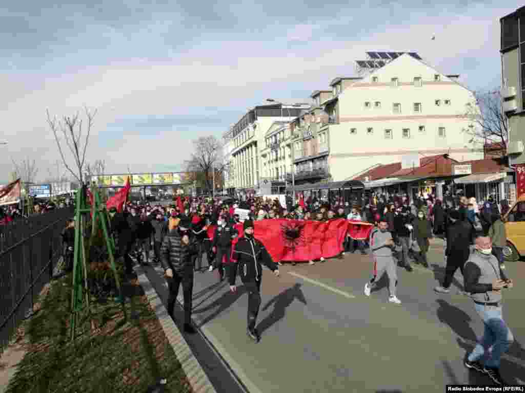 МАКЕДОНИЈА - Членови на семејствата и поддржувачи на обвинетите во случајот Монструм, денеска одржваа протестн марш од скопски Чаир до Министерството за надворешни работи, каде беа запрени во намерата да одат пред Јавното обвинителство. Тие велат дека се револтирани од барањето на Обвинителството настрга казна за обвинетите за убиството на 5 лица кај Смилковско езеро.