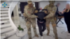 Pjesëtarë të Shërbimit të Sigurisë së Ukrainës arrestojnë një të dyshuar për spiunim, më 9 maj.