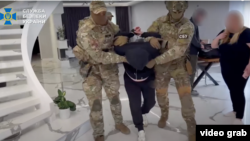 Imagine dintr-un clip video postat pe YouTube de Serviciul de Securitate al Ucrainei, care ar înfățișa reținerea presupușilor spioni ai Ungariei în Zakarpattia 