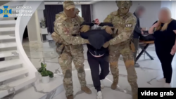 Хадамоти амнияти Украина боздошти ҷосусони эҳтимолии Венгрияро дар шабакаи YouTube намоиш дод