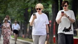 Mobile Internet outages in Moscow and a growing number of other cities are testing Russians' patience. (file photo)