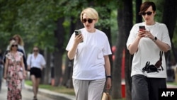 Mobile Internet outages in Moscow and a growing number of other cities are testing Russians' patience. (file photo)