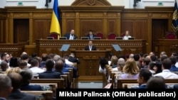 Украинский президент Владимир Зеленский выступает в Верховной раде
