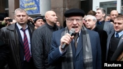 Лидер ЛДПР Владимир Жириновский (в центре) произносит речь перед собранием у мэрии Севастополя, 28 февраля 2014 года