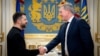 Президент Украины Владимир Зеленский приветствует министра армии США Дэниела Дрисколла перед их встречей на фоне нападения России на Украину в Киеве, Украина, 20 ноября 2025 года.