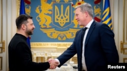 Президент Украины Владимир Зеленский приветствует министра армии США Дэниела Дрисколла перед их встречей на фоне нападения России на Украину в Киеве, Украина, 20 ноября 2025 года.