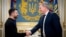 Президент Украины Владимир Зеленский приветствует министра армии США Дэниела Дрисколла перед их встречей на фоне нападения России на Украину в Киеве, Украина, 20 ноября 2025 года.