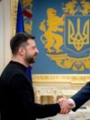 Президент Украины Владимир Зеленский приветствует министра армии США Дэниела Дрисколла перед их встречей на фоне нападения России на Украину в Киеве, Украина, 20 ноября 2025 года.