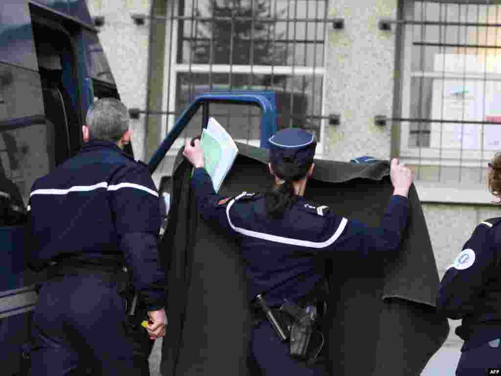 У Францыі судзяць жанчыну за забойства сваіх шасьці нованарожаных дзяцей. Паліцыянты хаваюць яе ад публікі. 