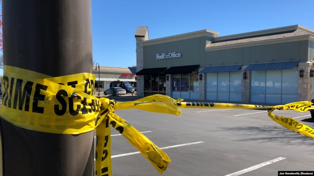 Место преступления возле магазина FedEx, где произошел взрыв 