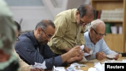 Zyrtarët zgjedhorë duke numëruar votat në Iran. 29 qershor 2024.
