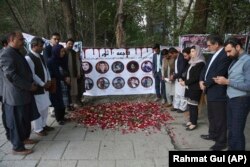 ادای احترام شماری از شهروندان کابل به روزنامه نگاران کشته شده در یک حمله انتحاری در کابل ، ۳ می ۲۰۱۸