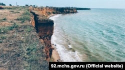 Вид на аварийный массив грунта в селе Андреевка, 14 августа 2021 года