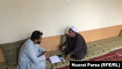 پدر عزت الله زندانی آزاد شده گروه طالبان (راست) حین صحبت با نصرت پارسا خبرنگار رادیو آزادی