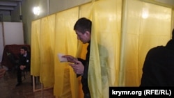 Избиратель выходит из кабинки для голосования. Симферополь, 16 марта 2014 года
