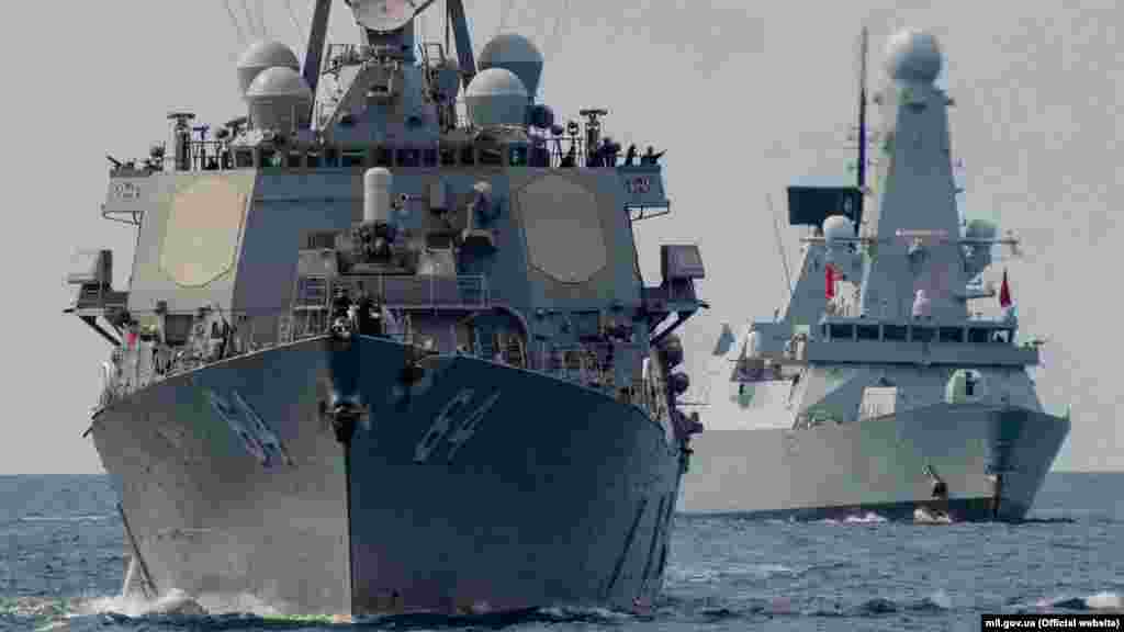 Ежегодные украинско-американские учения &laquo;Си Бриз&raquo; в Черном море. В этом году в них приняли участие&nbsp;30 кораблей и 900 военных, 12 июля