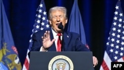 ABŞ-nyň prezidenti Donald Tramp 13-nji ýanwarda Miçiganyň Detroýt şäherindäki Detroýt ykdysady klubunda çykyş edýär.