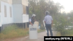 Атыс болған маңда жүрген полицейлер. Ақтөбе, 23 маусым 2012 жыл.