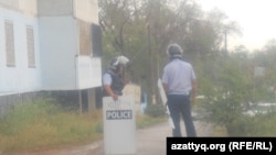 Атыс болған маңда жүрген полицейлер. Ақтөбе, 23 маусым 2012 жыл. (Көрнекі сурет)