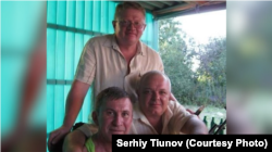 Сергій Тіунов (в центрі), Сергій Дубинський (зліва), архівне фото