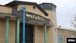 گفته می‌شود دلیل شورش در زندان مرکزی ارومیه، انتقال پتوهای مشکوک به آلودگی به بند امن این زندان بوده است.