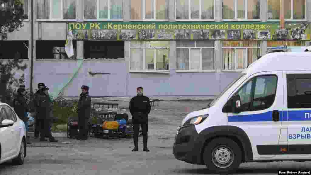 Российские полицейские за пределами поврежденного здания колледжа