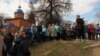 Местные жители, собравшиеся на берегу озера Комсомольское 20 апреля после "волонтеров", ангажированных администрацией.