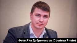 Антон Поляков, зокрема, просить суд визнати протиправними дії спікера Дмитра Разумкова щодо «неналежної організації проведення позачергового пленарного засідання ВРУ», на якому законопроєкт ухвалили у першому читанні