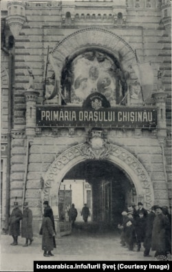 Pasajul care duce spre curtea interioară a Primăriei Chișinău, împodobit cu portretul familiei regale a României, 1924