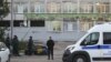 Российские полицейские за пределами здания колледжа после атаки, Керчь, 18 октября 2018 года