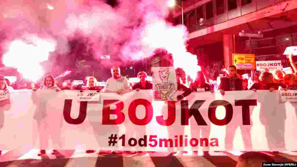 Ovaj protest održava se na 19. godišnjicu demokratskih promena 5. oktobra 2000. godine kada je posle decenije autoritarne vlasti Slobodana Miloševića, koju su obeležili raspad Jugoslavije, ratovi i ekonomske sankcije Ujedinjenih nacija Srbiji, prodemokratska opozicija došla na vlast.