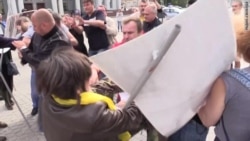 В Москве избили участников митинга против войны с Украиной (видео)