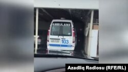 Təcili yardım maşını adamları seçki məntəqələrinə daşıyır