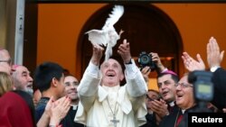 Папа Франциск випускає голуба після молитви у храмі Халдейської католицької церкви, Тбілісі, 30 вересня 2016 року