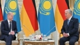 Kazakhstan -- Kazakh President Kassym-Zhomart Tokayev (R) and German Chancellor Olaf Scholz