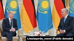 Канцлер Німеччини Олаф Шольц (л) та президент Казахстану Касим-Жомарт Токаєв, Астана, 16 вересня 2024 року