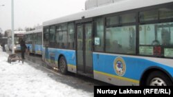 "Райымбек" бекетінде жолаушы тосып тұрған автобустар. Алматы, 28 ақпан 2012 жыл.