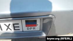 На машинах с такими номерами ездят в Крыму переселенцы с Донбасса