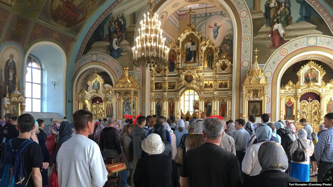 В храме во время молебна за успешную сдачу ЕГЭ