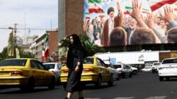 Žena u Teheranu prolazi pored bilborda sa slikom pokojnog vrhovnog vođe ajatolaha Alija Hamneija, 27. april 2026.