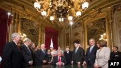 Președintele Donald Trump și familia sa în Senat. Roy Blunt - al treilea din stânga. 