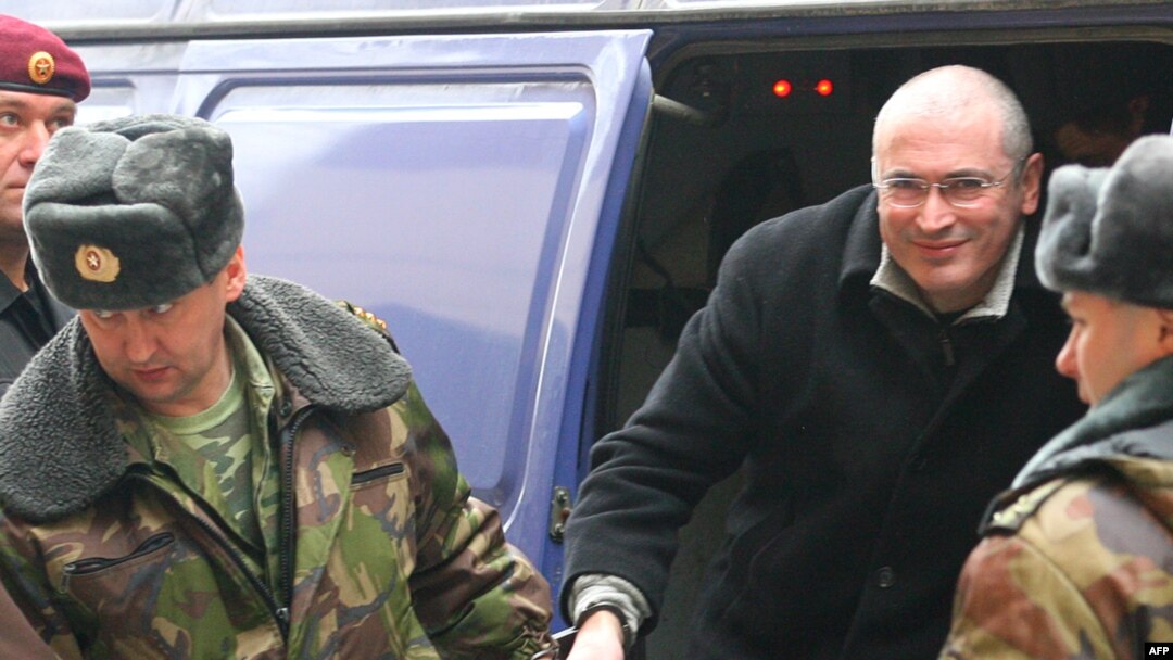 Під час доставки Михайла Ходорковського у приміщення суду. Москва, 4 березня 2009 р.